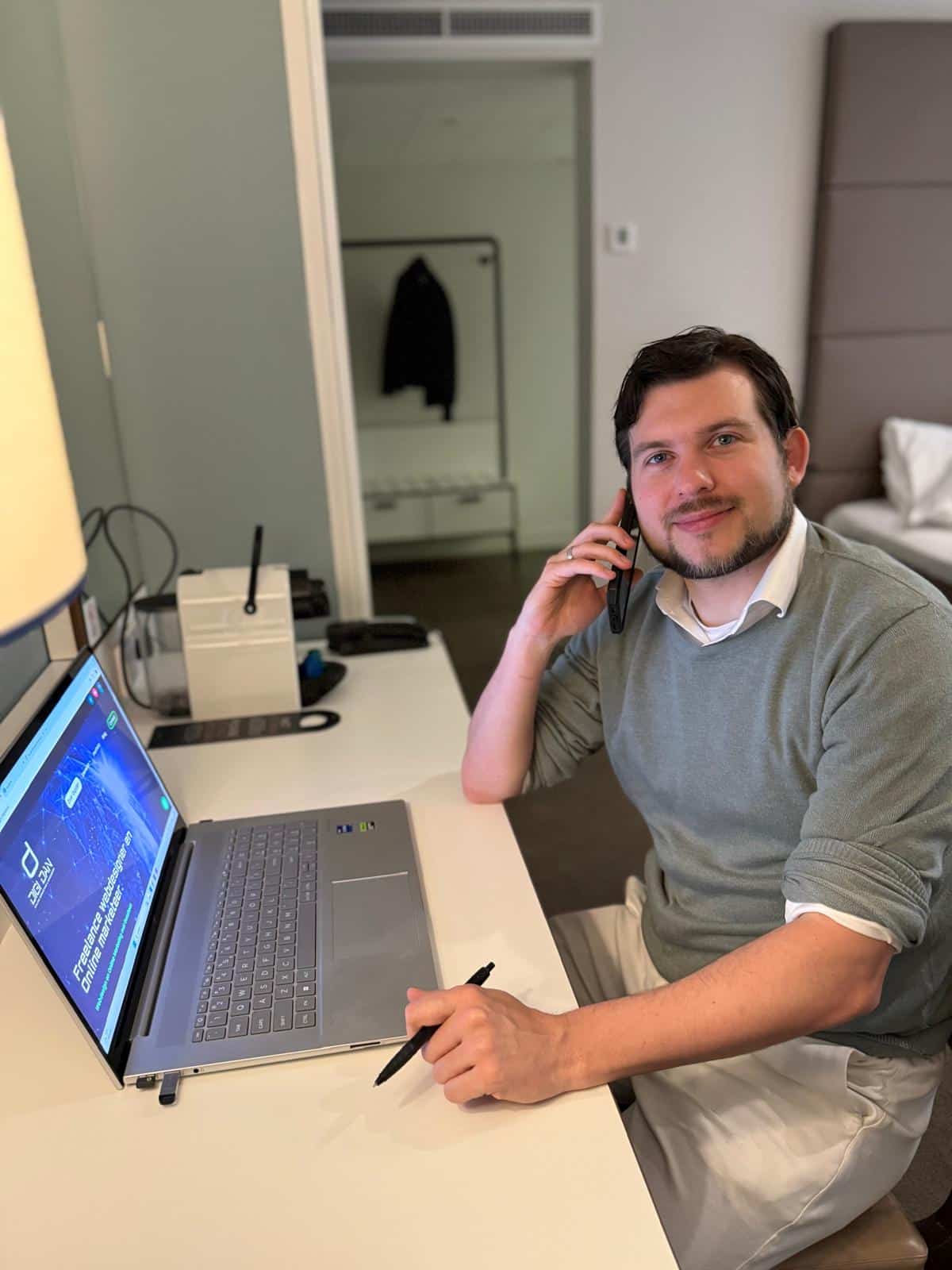 Daniel Friedrichs aan het werk op zijn laptop met Digidan.nl open tijdens klantgesprek over webdesign